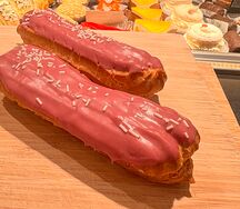 Эклер черничный