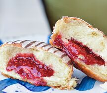 Берлинер с малиновой начинкой