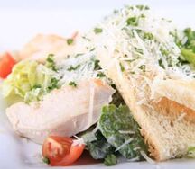 Салат Цезарь с курицей