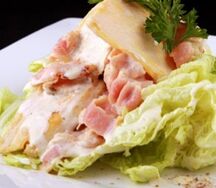 Теплый мясной салат Ясуми с беконом