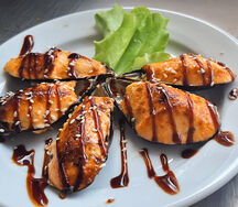 Мидии, запеченные в спайси-соусе