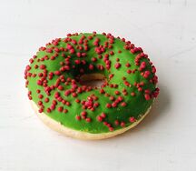 Донат с лимонной и малиновой начинкой