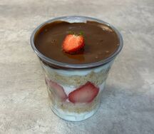 Трайфл с клубникой и бананом