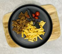 Бефстроганов с картофелем фри