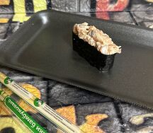 Гункан с лососем