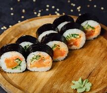 Ролл спайси с копченным лососем