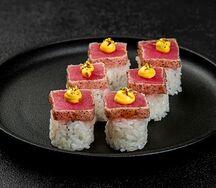 Ролл с опаленным тунцом и соусом манго