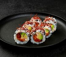 Ролл Авторский с лососем и авокадо