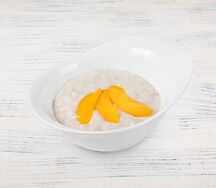 Каша овсяная с персиками