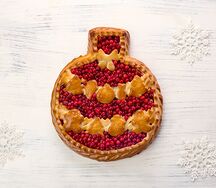 Пирог яблоко-брусника Новогодний шарик