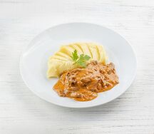 Бефстроганов с грибами и картофельное пюре