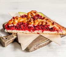 Пирог с яблоком и брусникой