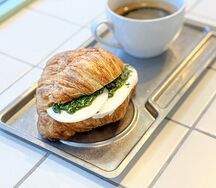 Круассан с песто и моцареллой