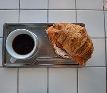 Круассан с лососем