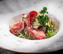 Салат с вырезкой ягненка