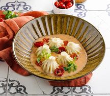 Патара хинкали с креветками в соусе том ям