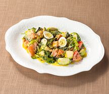 Салат с копченым лососем