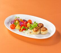 Котлеты из индейки с салатом на углях