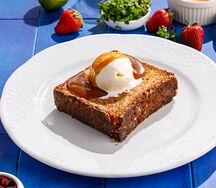 Французкий тост с мороженым и карамельным соусом