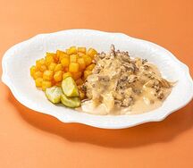 Бефстроганов с жареным картофелем