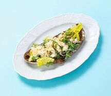 Брускетта с камчатским крабом