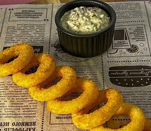 Луковые кольца с деревенским соусом