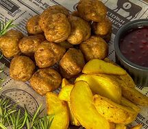 Куриные фрикадельки с картофелем Айдахо и брусничным соусом