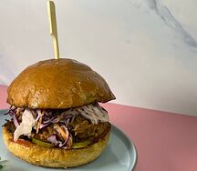 Бургер с рваной свининой