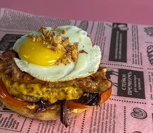 Бургер со cвинoй котлетой