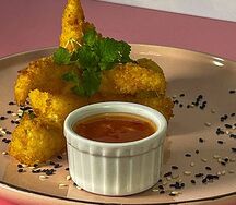 Креветки в хрустящей панировке с соусом свит чили