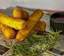 Сырные палочки с брусничным соусом