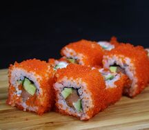 Ролл Калифорния с лососем