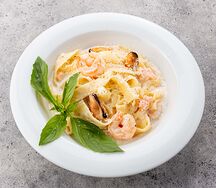 Паста Феттуччине с морепродуктами в сливочном соусе