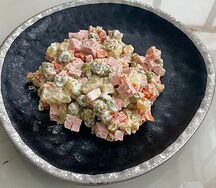 Классический Оливье с горошком и солеными огурцами