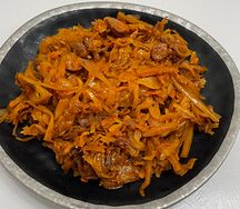 Томленая капуста по-баварски с копчеными колбасками