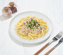 Цыпленок Том ям с пастой фузилли