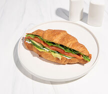 Круассан с красной рыбой