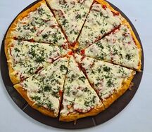 Пицца с колбасой