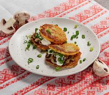 Драники с грибами в сметане и луком