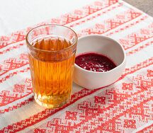 Зеленый чай с малиновым вареньем 