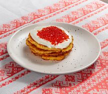 Драники с красной икрой и сметаной