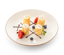 Блинчики с творогом, свежими ягодами и шоколадным соусом