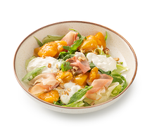 Салат со страчателлой и персиковым чатни