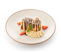 Блинчики с нутеллой, бананом и свежей клубникой