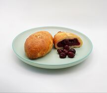 Пирожок с вишней