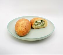 Пирожок с луком и яйцом