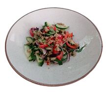 Салат из свежих овощей с орехами