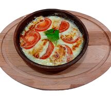 Жареный сыр сулугуни с помидорами