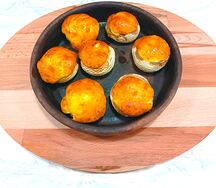 Запеченные шапочки шампиньонов с сыром сулугуни