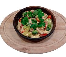 Куриная грудка с овощами в сливочном соусе